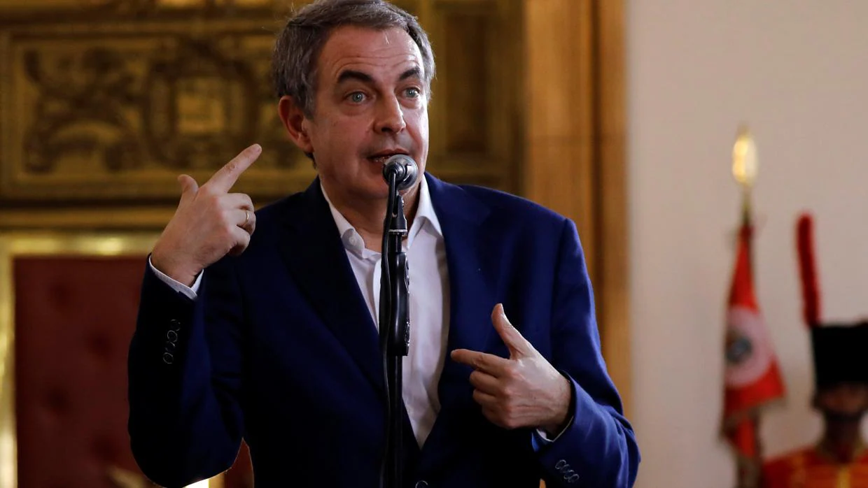 Zapatero, abucheado a la salida de un colegio electoral de Venezuela