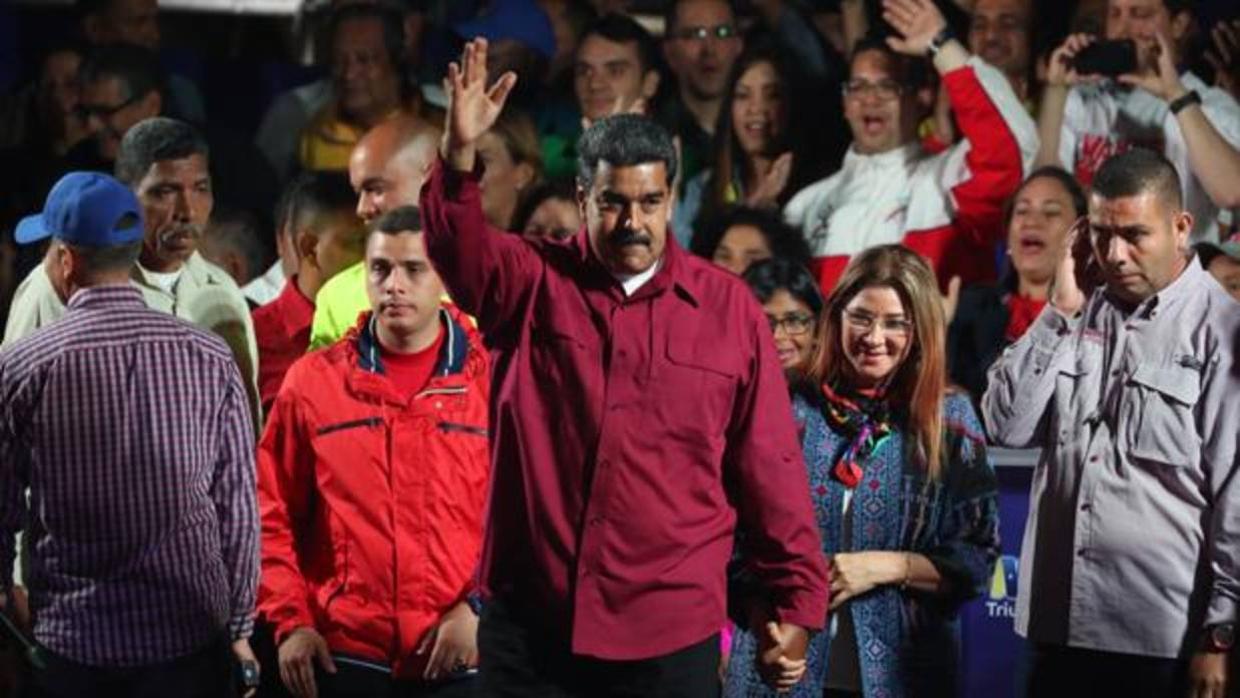 Nicolás Maduro celebra con su esposa la victoria en las cuestionadas elecciones presidenciales del domingo