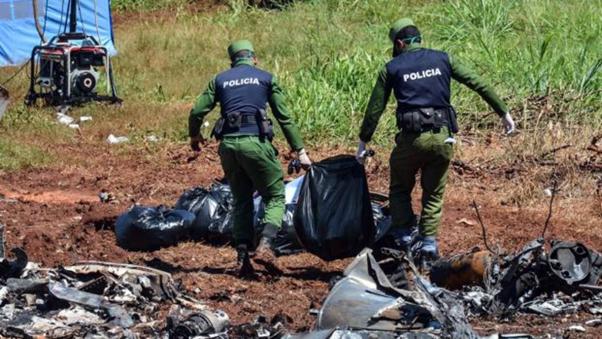 Agentes retiran restos del avión B-737-200 siniestrado el pasado viernes en La Habana