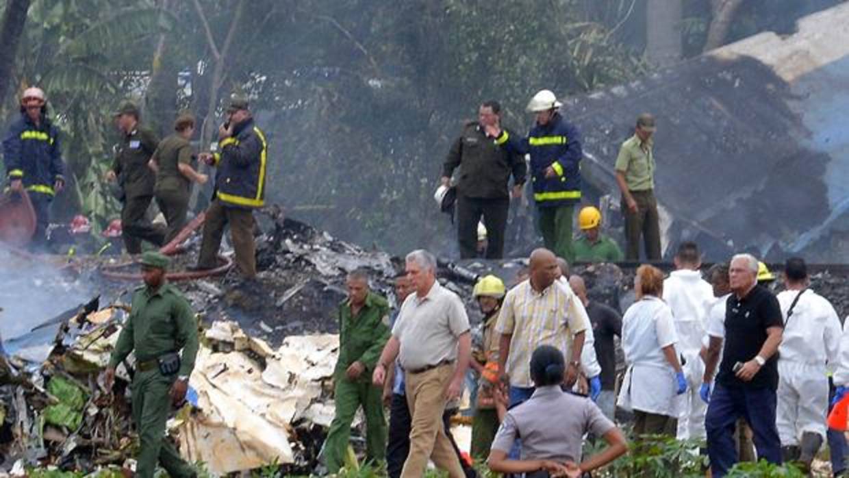 El presidente cubano Miguel Díaz-Canel visitó el lugar del accidente de avión