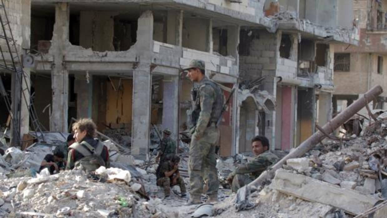 Fotografía de archivo de soldados descansando en el vecindario al-Hajar al-Aswad, en el sur de Damasco (Siria)