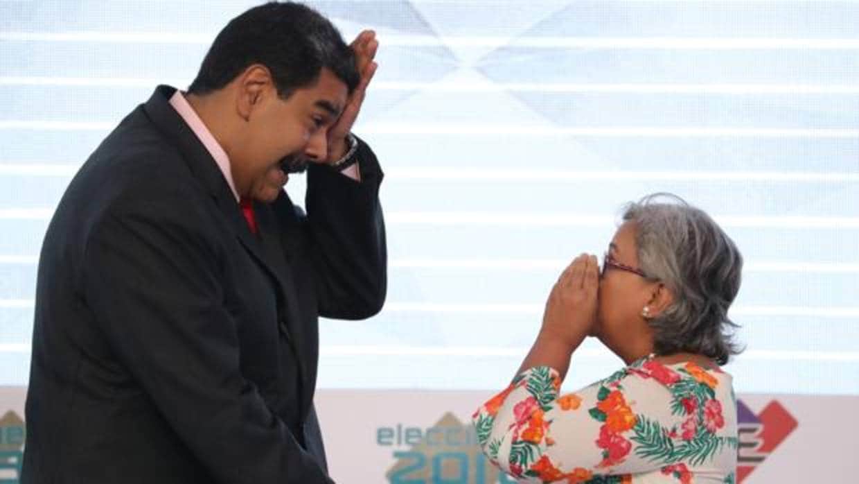 El presidente venezolano, Nicolás Maduro, junto a la presidenta del Consejo Nacional Electoral, Tibisay Lucena