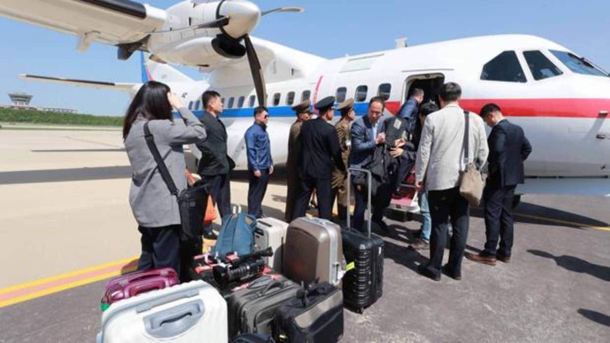 Periodistas surcoreanos, momentos antes de subir al avión que les llevará a Corea del Norte
