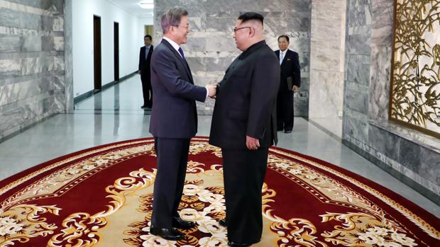 Kim Jong-un y Moon Jae-in se reúnen por sorpresa para salvar la cumbre con Trump