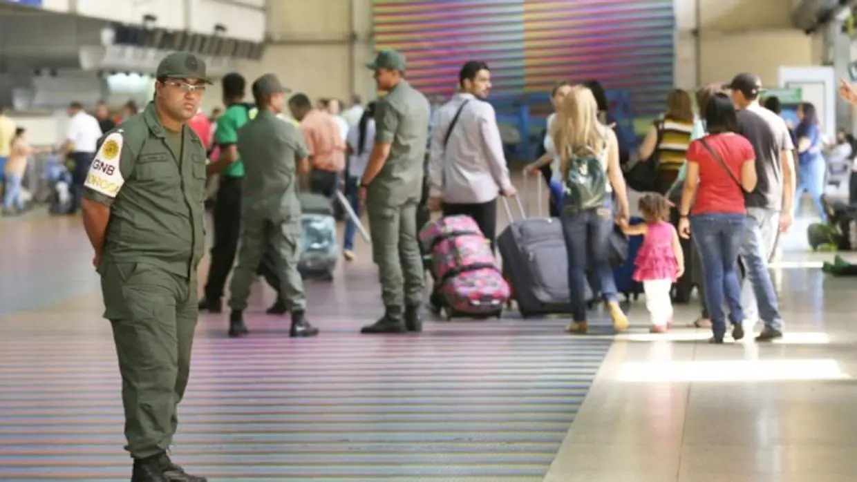 GNB controlan a los pasajeros que caminan por el Aeropuerto Internacional Simón Bolívar
