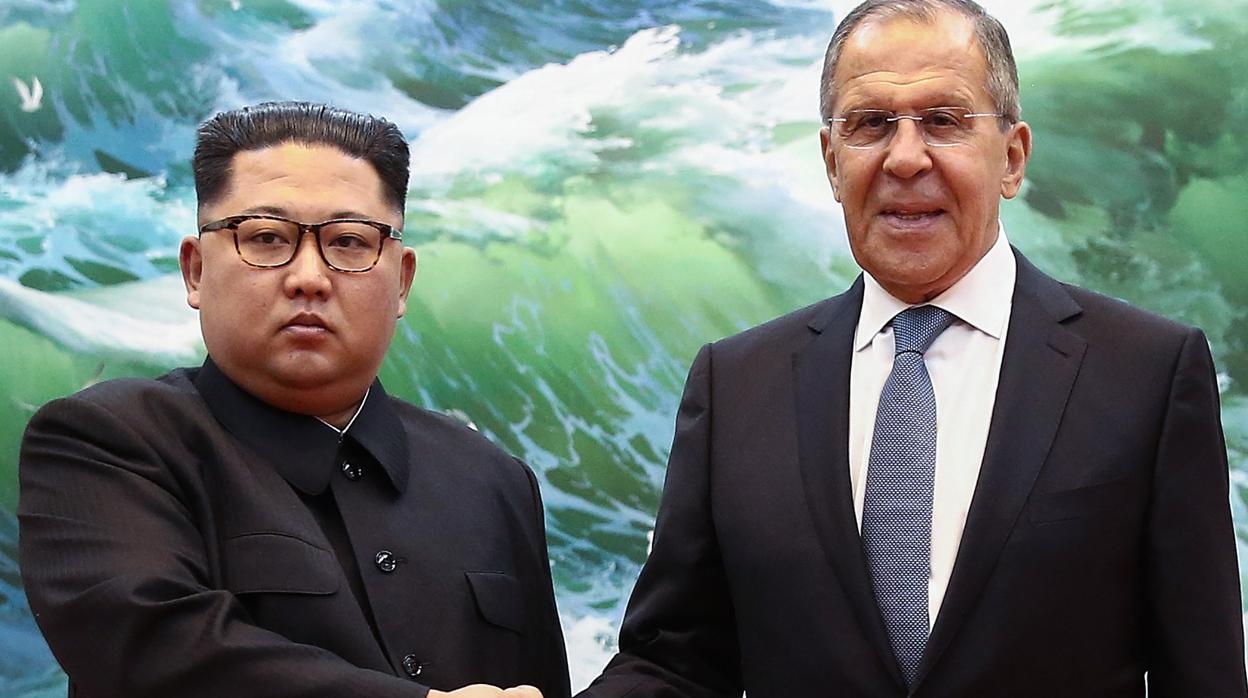 El líder de Corea del Norte, Kim Jong-un, con el ministro de Exteriores ruso, Serguéi Lavrov