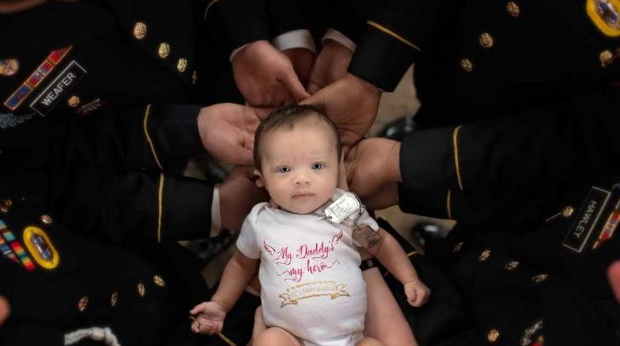 Homenaje a un soldado muerto en el frente: su bebé recién nacido en manos de quienes sirvieron con él