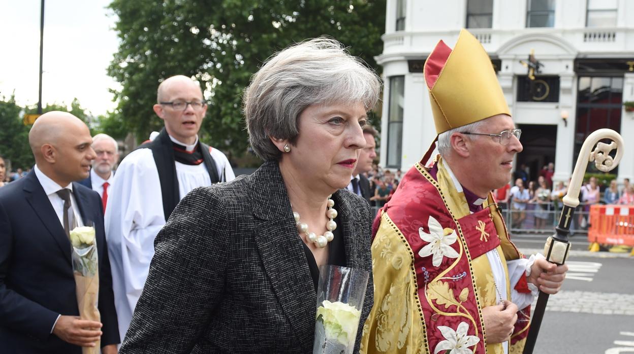Theresa May acude al Puente de Londres tras participar en un servicio religioso en la Catedral de Southward en recuerdo de las víctimas del atentado de hace un año