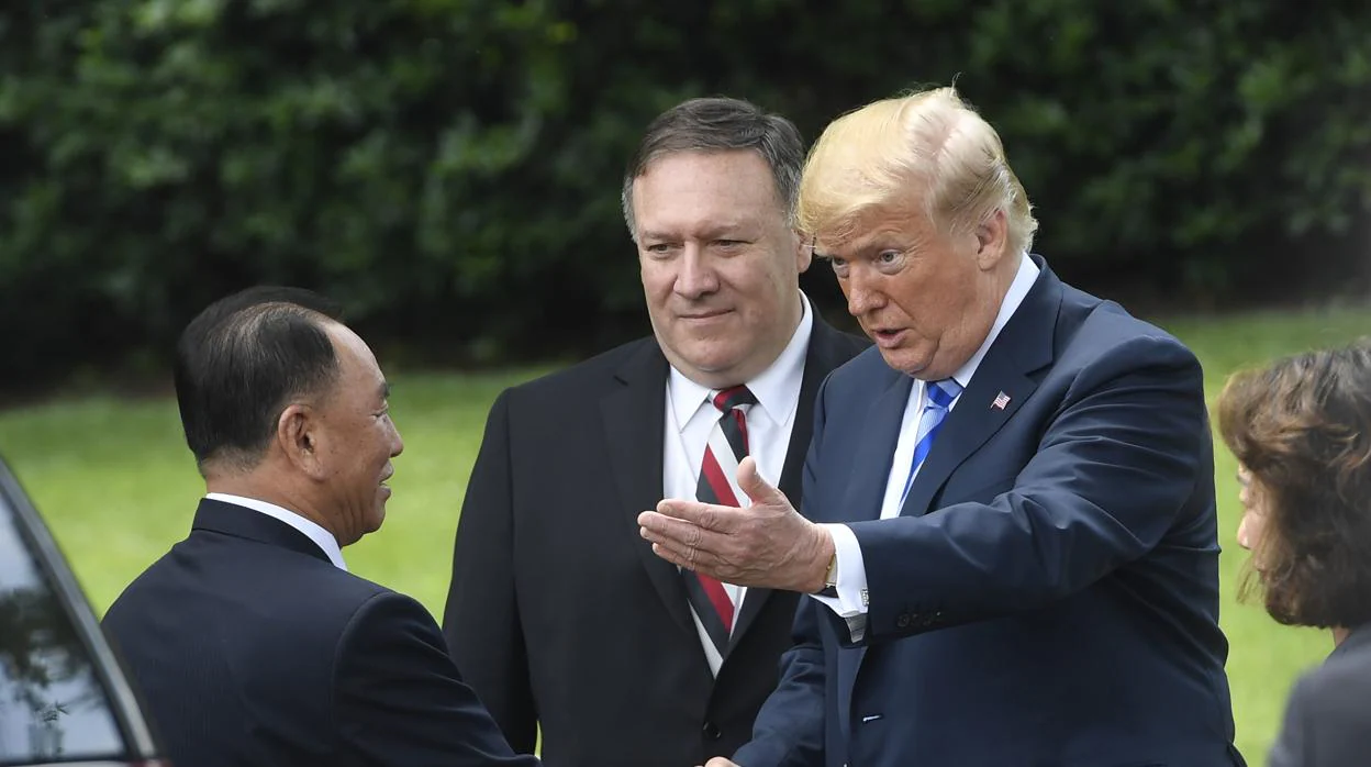 Trump estrecha la mano con un enviado de Corea del Norte a Washington, ante la mierada del secretario de Estado, Mike Pompeo