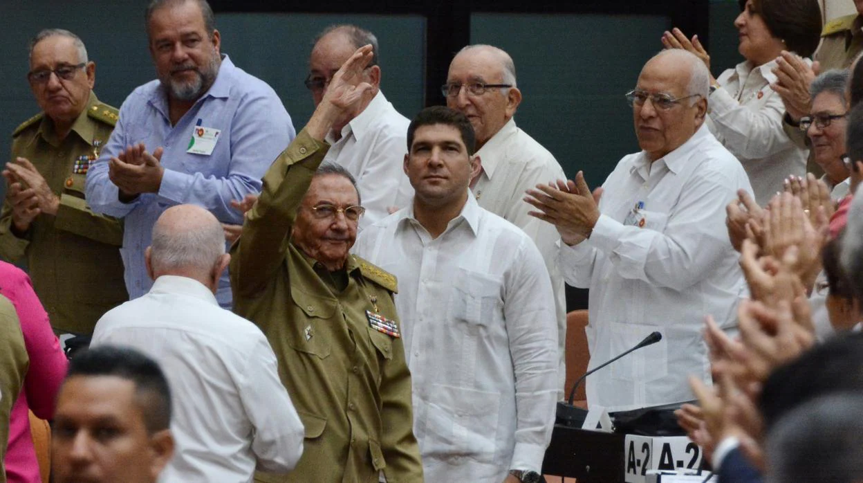 Raúl Castro saluda a su llegada, el sábado, a la asamblea extraordinaria de la Asamblea Nacional del Poder Popular