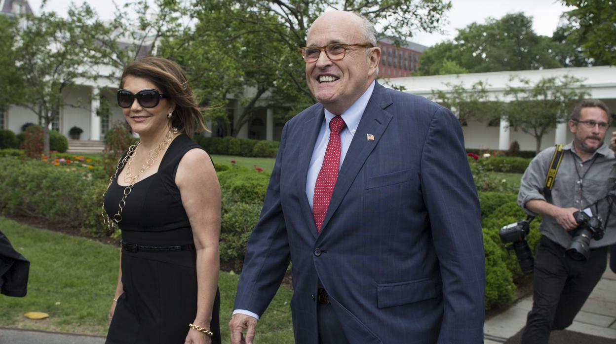 El abogado del presidente estadounidense Donald Trump, Rudy Giuliani (c)