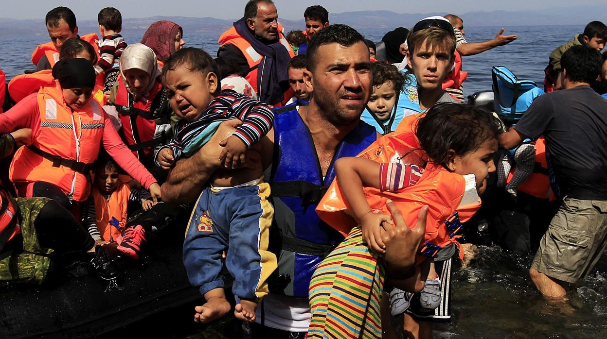 Un grupo de refugiados sirios llega a Lesbos en 2015