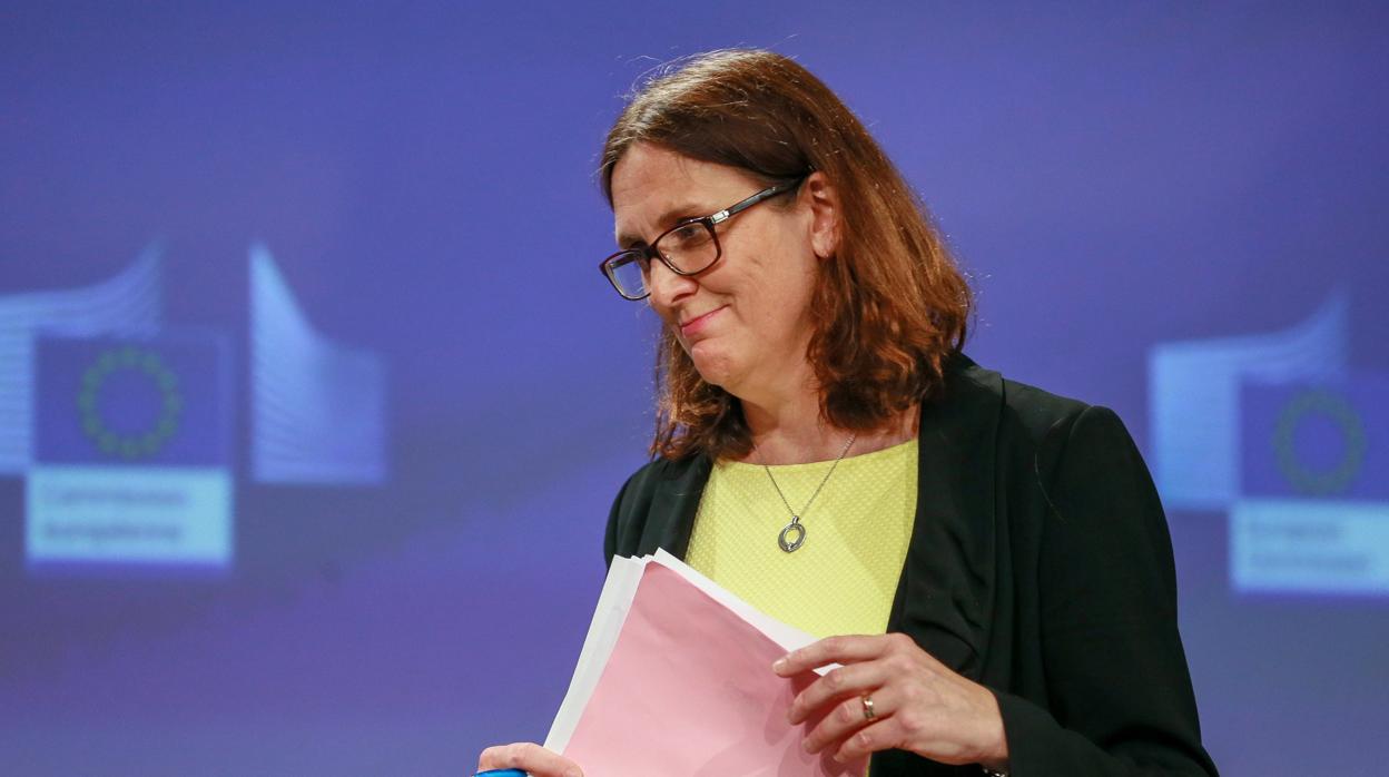 La comisaria europea de Comercio, Cecilia Malmström, ofrece una rueda de prensa sobre los aranceles estadounidenses a las importaciones de acero y aluminio, en la sede de la Comisión Europea en Bruselas