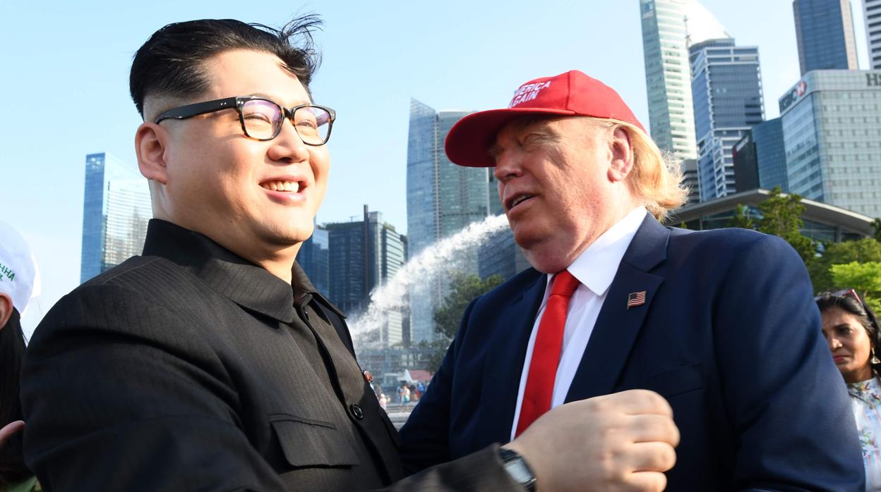 Imitadores de Kim Jong-un y Donald Trump en un parque en Singapur