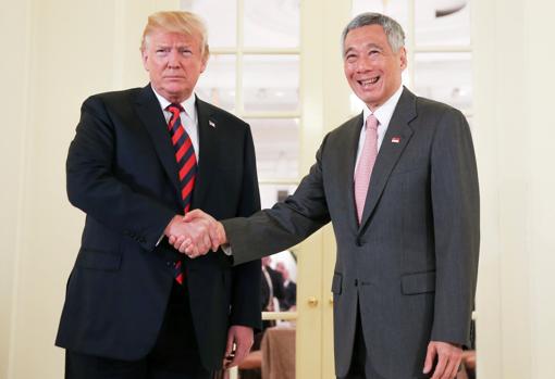 El primer ministro de Singapur, Lee Hsien Loong, recibe a Trump antes de la cumbre
