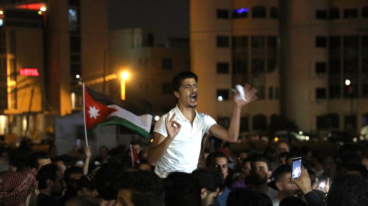 Manifestantes celebran el anunció realizado por el primer ministro designado de Jordania