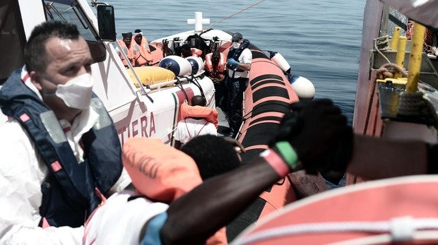 Trasladan a 400 inmigrantes del Aquarius a dos barcos militares italianos para navegar hacia Valencia