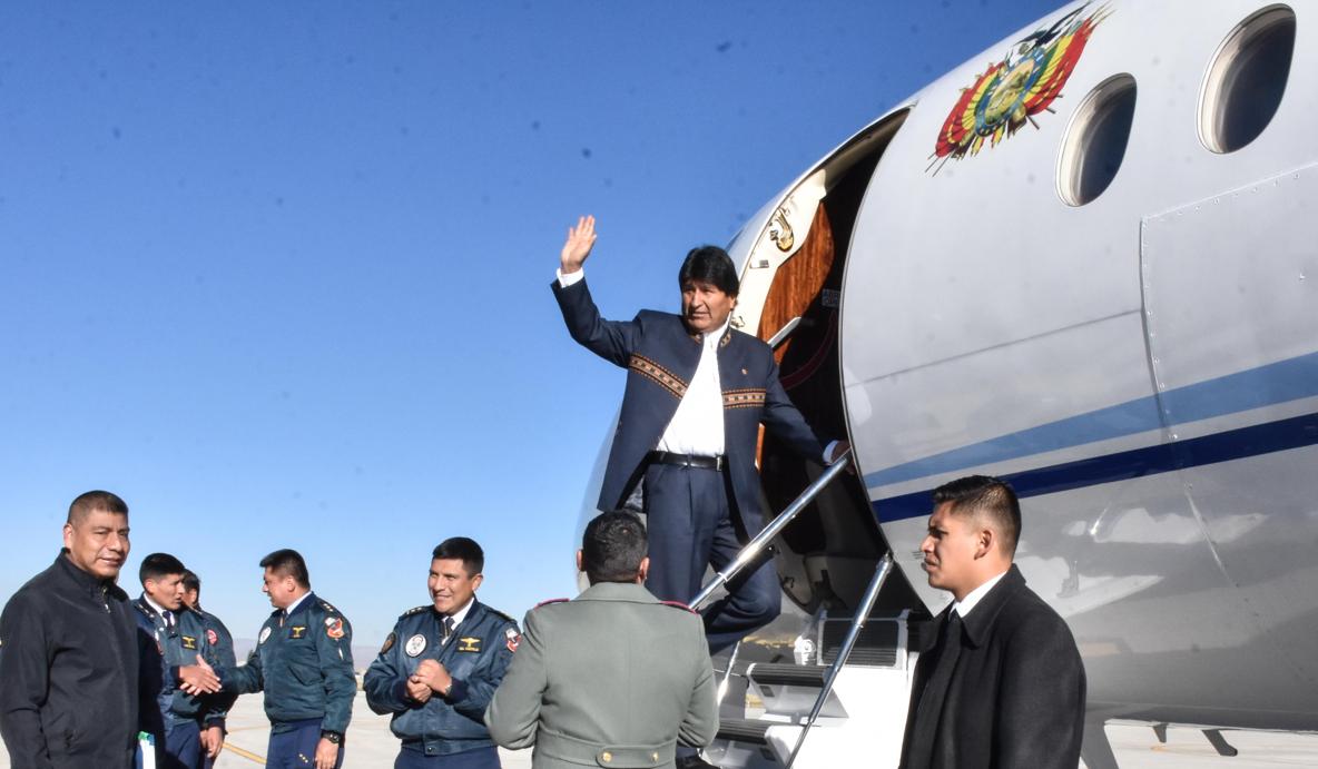Evo Morales subiendo al avión para iniciar su gira en Rusia