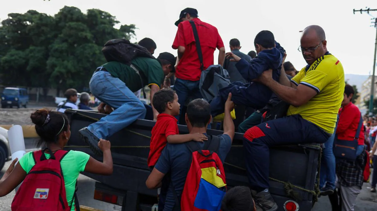 Subidos en "perreras", venezolanos sufren colapso de sistema de transporte