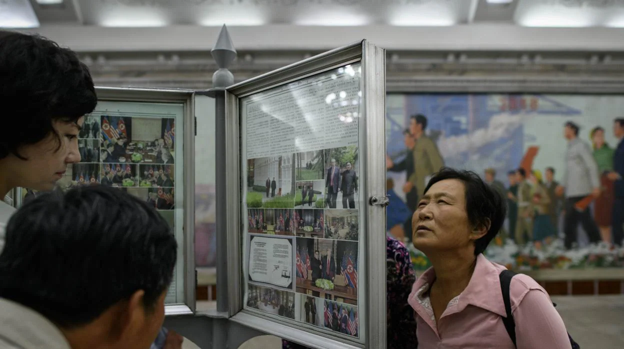 Ciudadanos norcoreanos miran con sorpresa las informaciones de la cumbre en Singapur