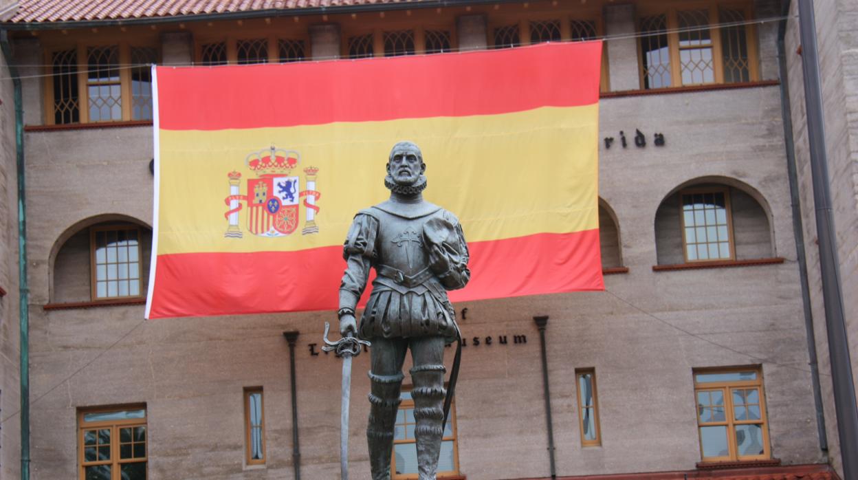 Pedro Menéndez de Avilés, ante una bandera española en San Agustín (Florida), en 2015