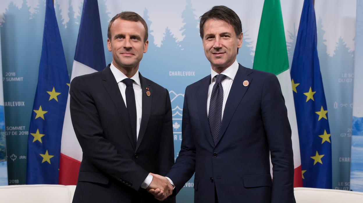 El presidente francés Emmanuel Macron le estrecha la mano al primer ministro italiano, Giuseppe Conte en el G7