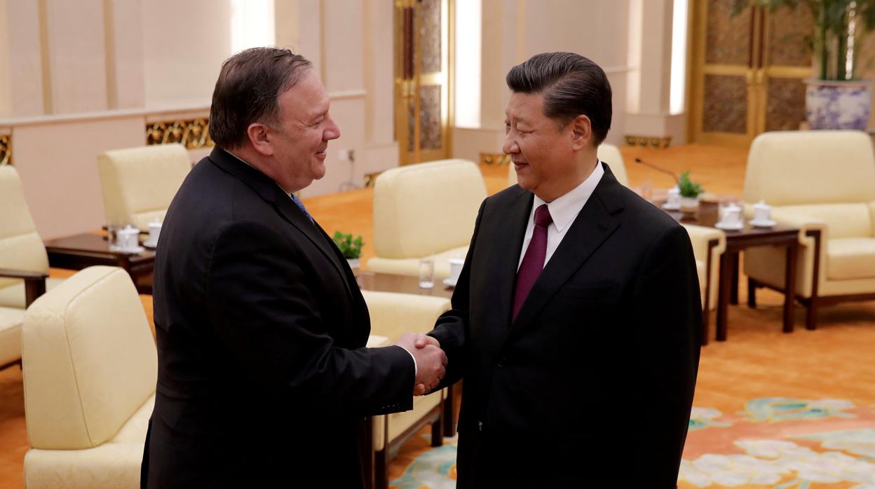 El secretario de Estado Mike Pompeo saluda al presidente chino Xi Jinping, durante su visita a Pekín