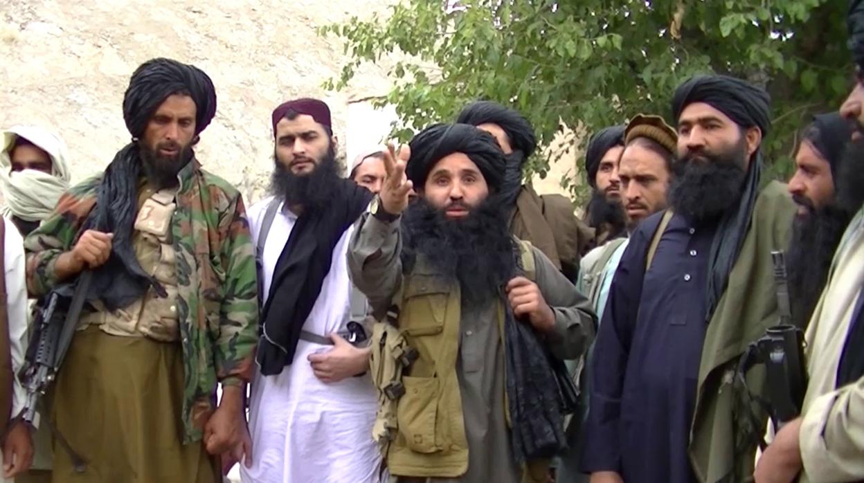 El mulá Fazlulá, en el centro, en una captura de vídeo con su grupo talibán