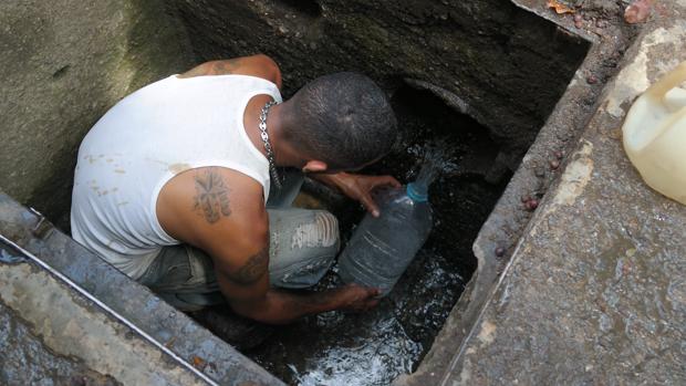 El agua ya no llega al grifo de los hogares venezolanos