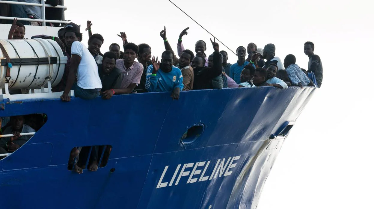 Varios inmigrantes rescatados en aguas internacionales del Mediterráneo a bordo del barco holandés Lifeline
