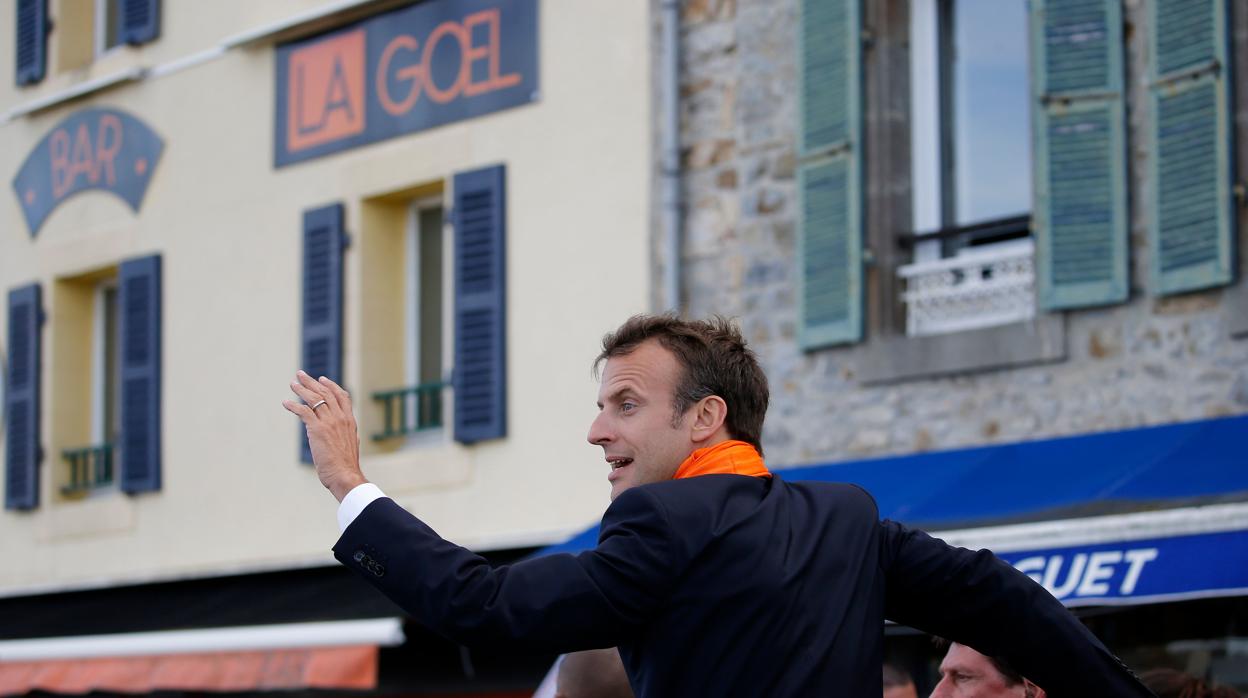 Emmanuel Macron, a su salida de un pub en Camaret-sur-Mer en el que acudió a ver el Francia-Perú de fútbol