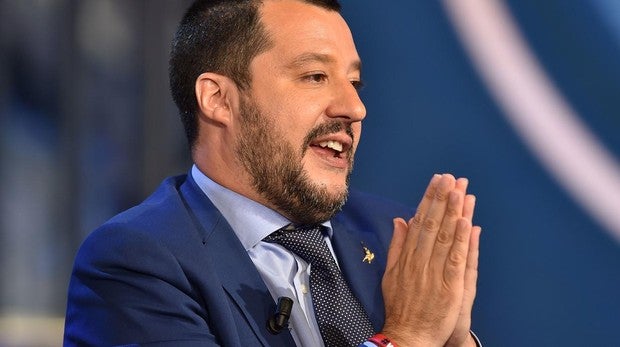 Salvini vuelve a cerrar los puertos italianos a un barco con «carne humana»