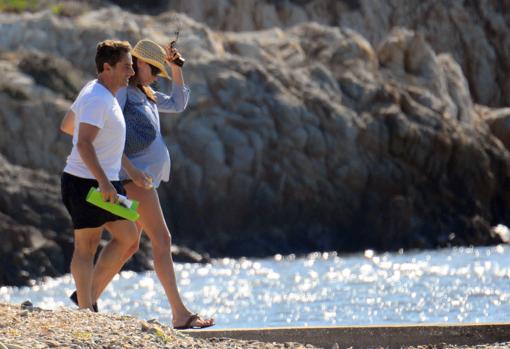 Nicolas Sarkozy y su esposa, Carla Bruni, en la playa de Fort de Brégançon en 2011