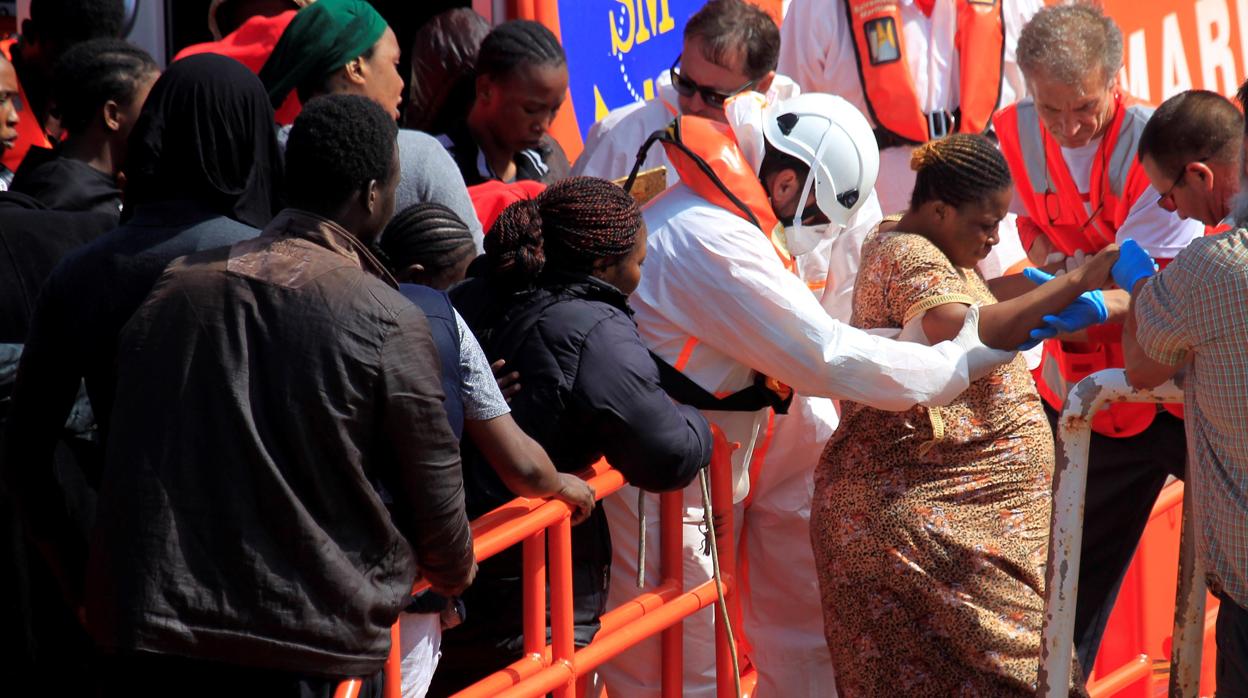 Efectivos de Salvamento Marítimo han rescatado esta mañana a un total de 289 inmigrantes cuando intentaban alcanzar las costas españolas a bordo de dieciséis pateras en aguas del Estrecho de Gibraltar y del mar de Alborán