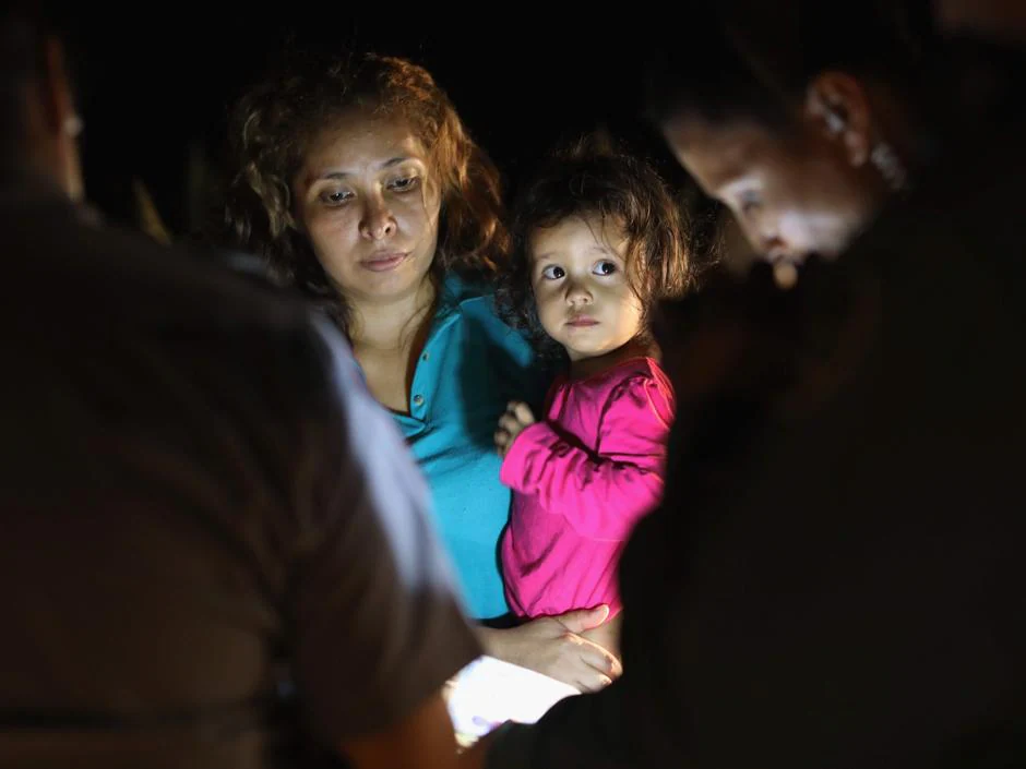 Policía fronteriza de Texas con una inmigrante hondureña y su hija