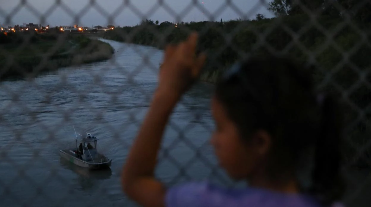 Una niña hondureña, ante el río Grande, frontera entre México y EE.UU.