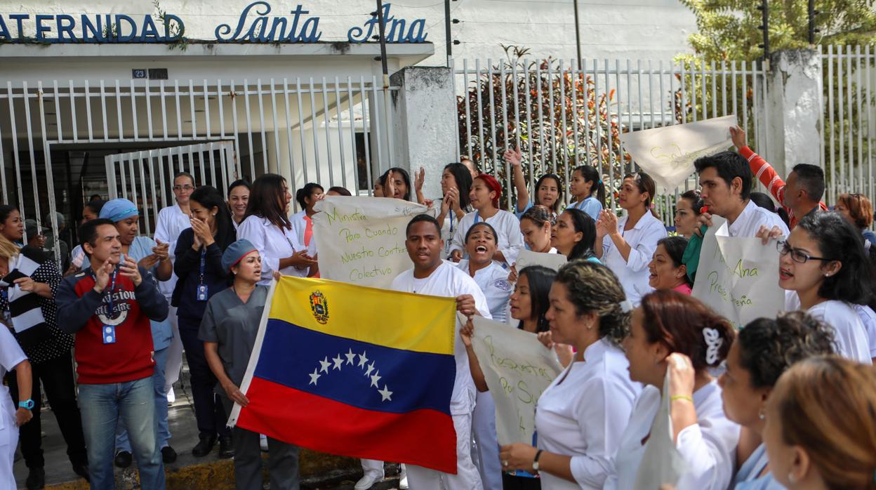 Médicos y enfermeras protestan en demanda de mejoras salariales y dotación de materiales de salud