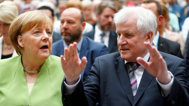 Los Verdes se ofrecen a Merkel para reemplazar a su aliado bávaro si éste se va del gobierno alemán