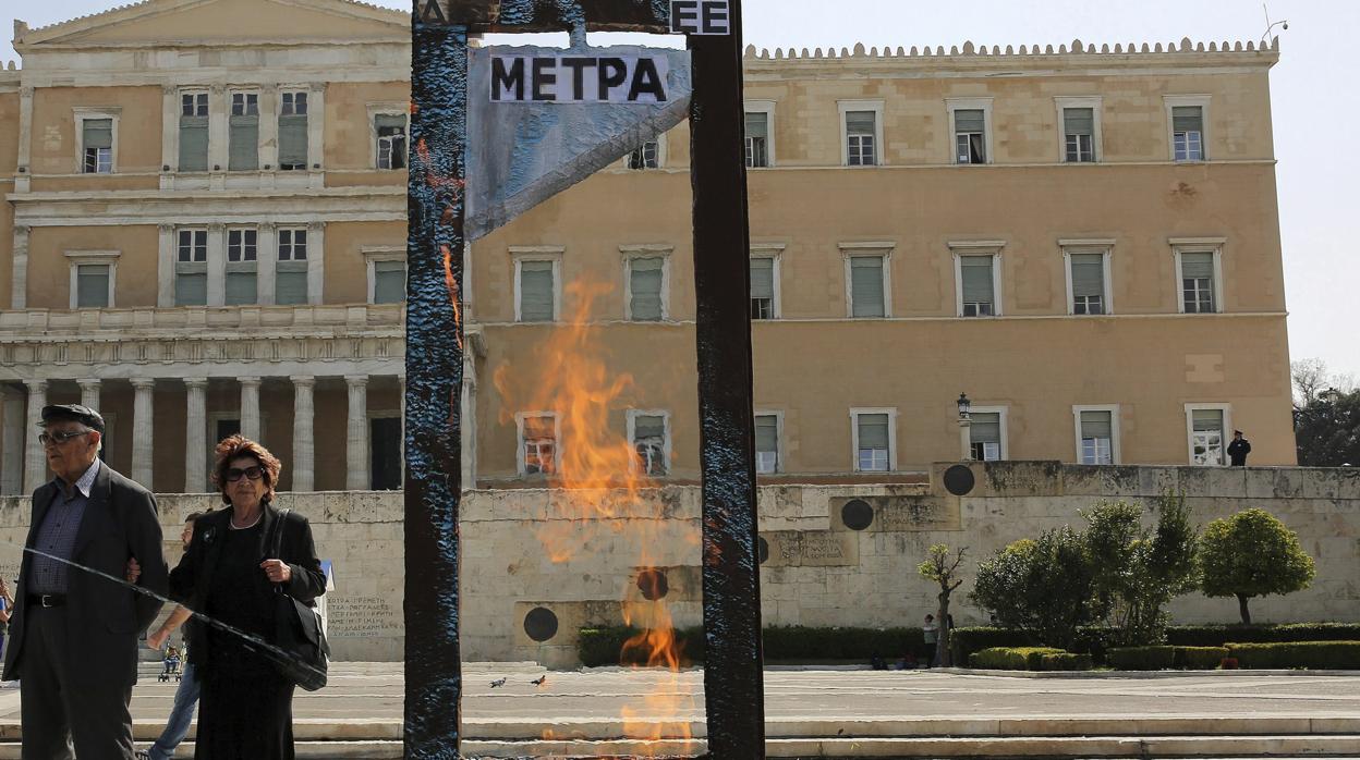 Una guillotina empleada durante una protesta en Grecia