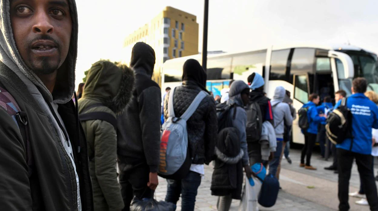 Un grupo de inmigrantes y refugiados en París