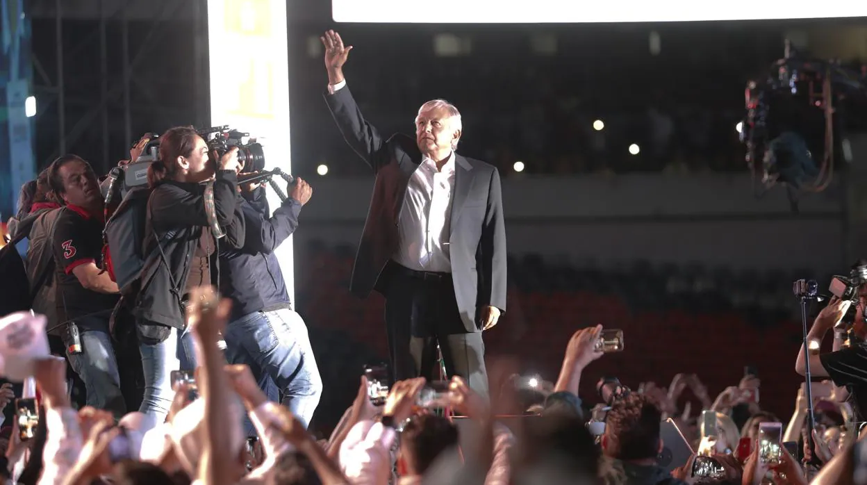 Andrés Manuel López Obrador, a su llegada al último acto de campaña en el Estadio Azteca