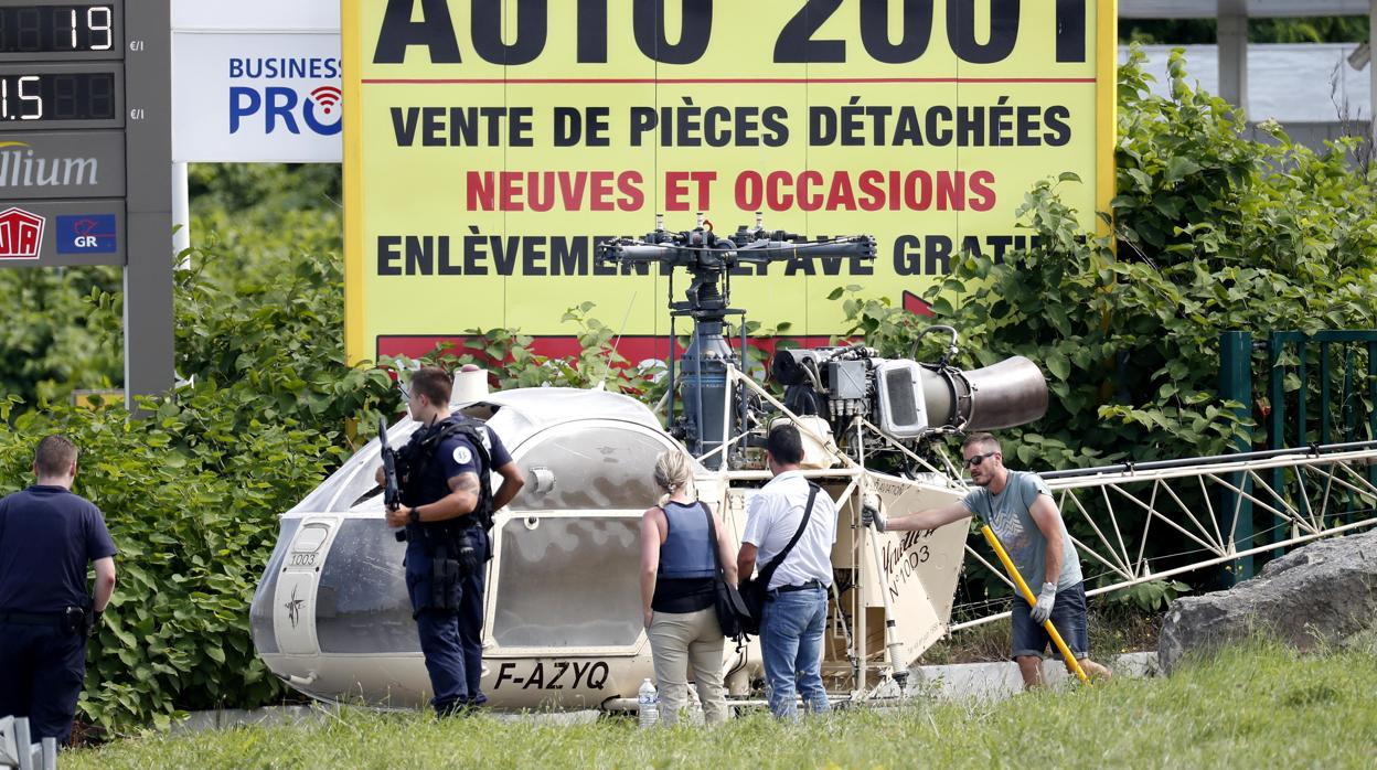 Los investigadores transportan el helicóptero donde se trasladó el atracador