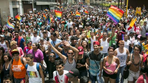 Venezolanos denuncian escasez de medicamentos para el VIH en la marcha del Orgullo Gay en Caracas