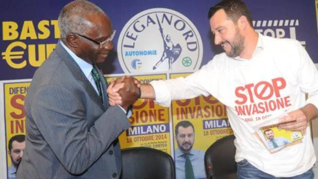 El senador negro de la xenófoba Liga asiste al baño de masas de Salvini en Pontida