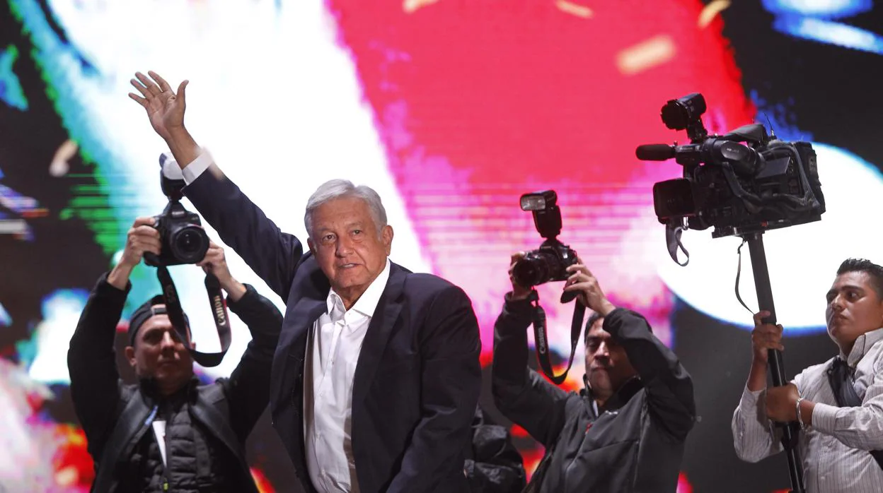 López Obrador celebrando la victoria en Ciudad de México