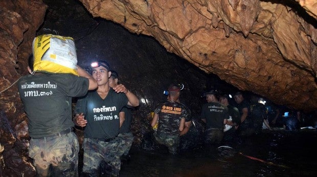 Cerdo a la parrilla, arroz y leche, la primera comida de los niños atrapados en una cueva de Tailandia