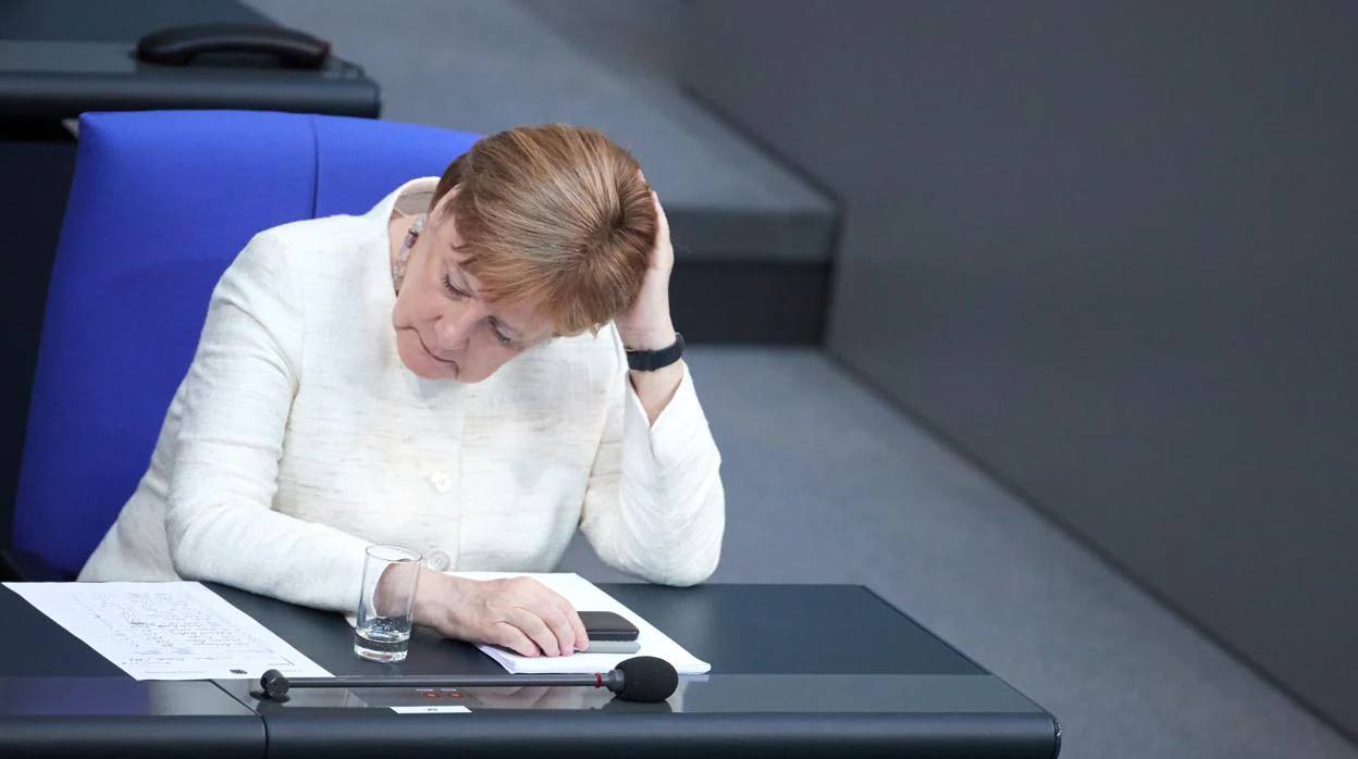 La canciller alemana, Angela Merkel, asiste a una sesión del Parlamento alemán
