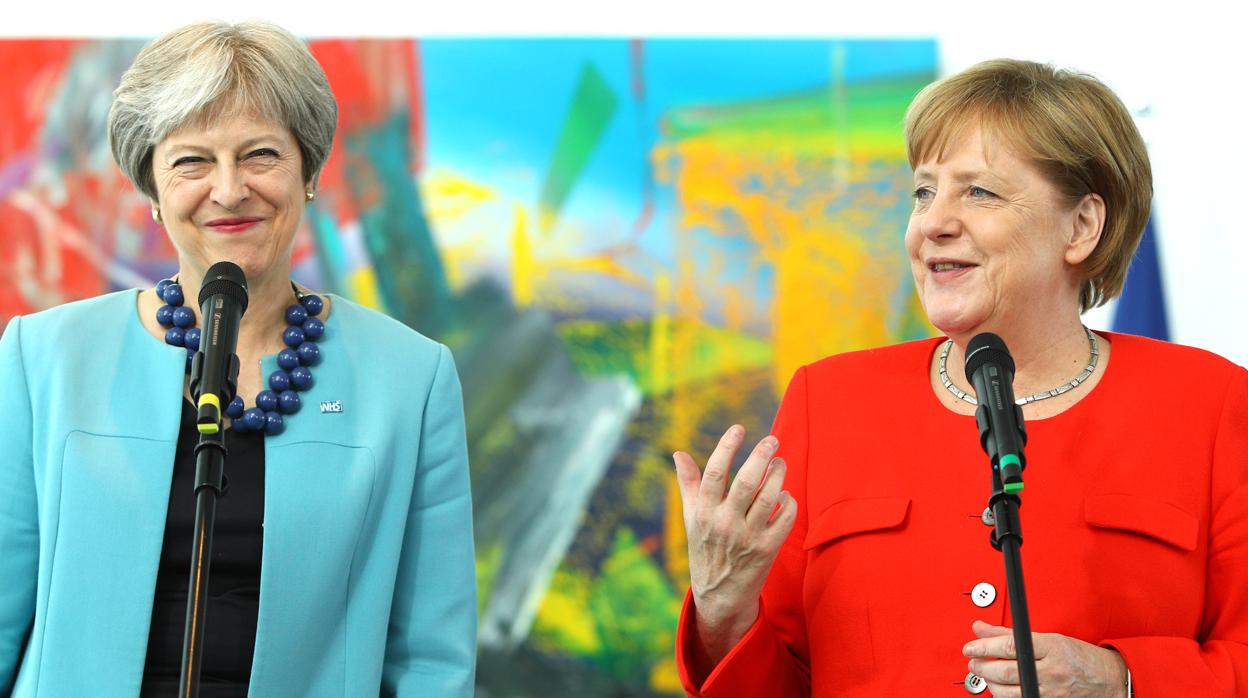 La primera ministra del Reino Unido, Theresa May, junto a la canciller de Alemania, Angela Merkel