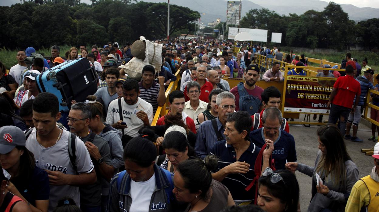 Venezolanos cruzan la frontera con Colombia a través del puente internacional Simón Bolívar