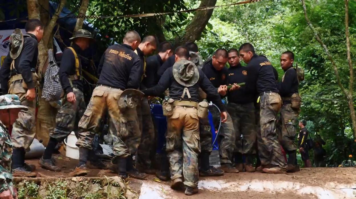 Equipo de rescate en la entrada a la cueva